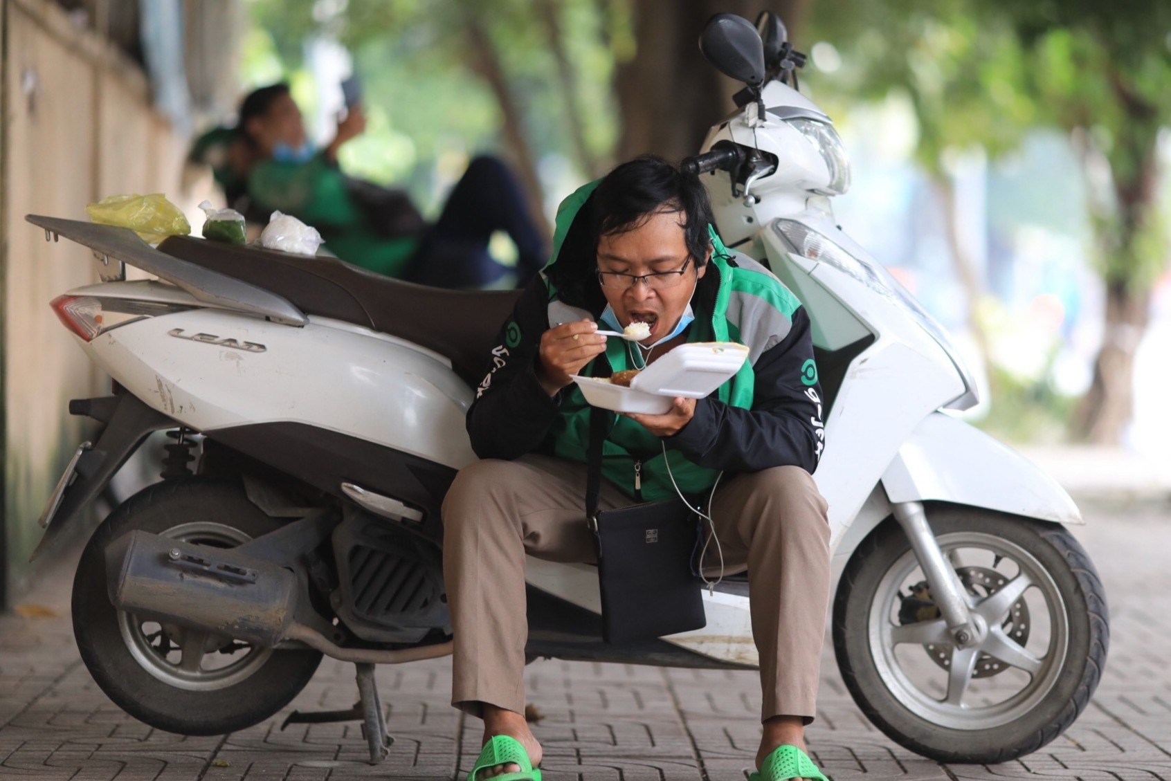 Bua an o via he, bai co cua shipper tai TP.HCM hinh anh