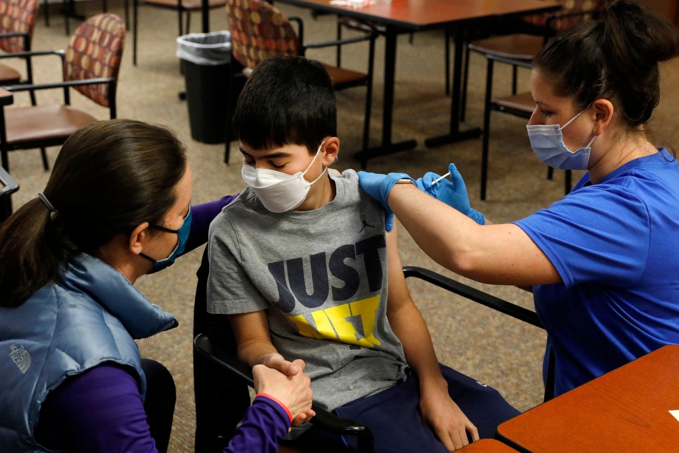 So con mac Covid-19, cha me o Anh voi dua tre di tiem vaccine hinh anh