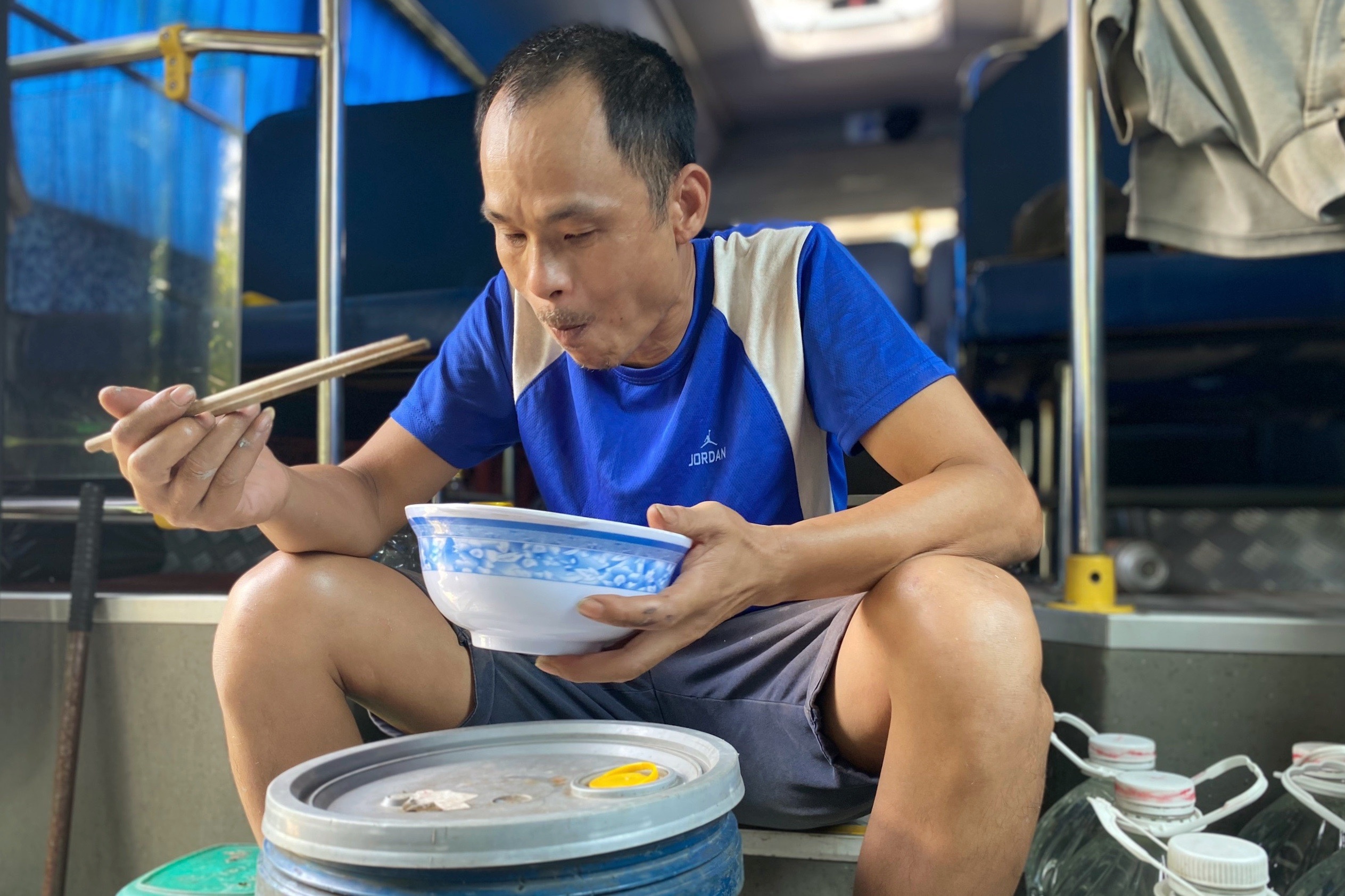 mac ket tren xe buyt anh 3