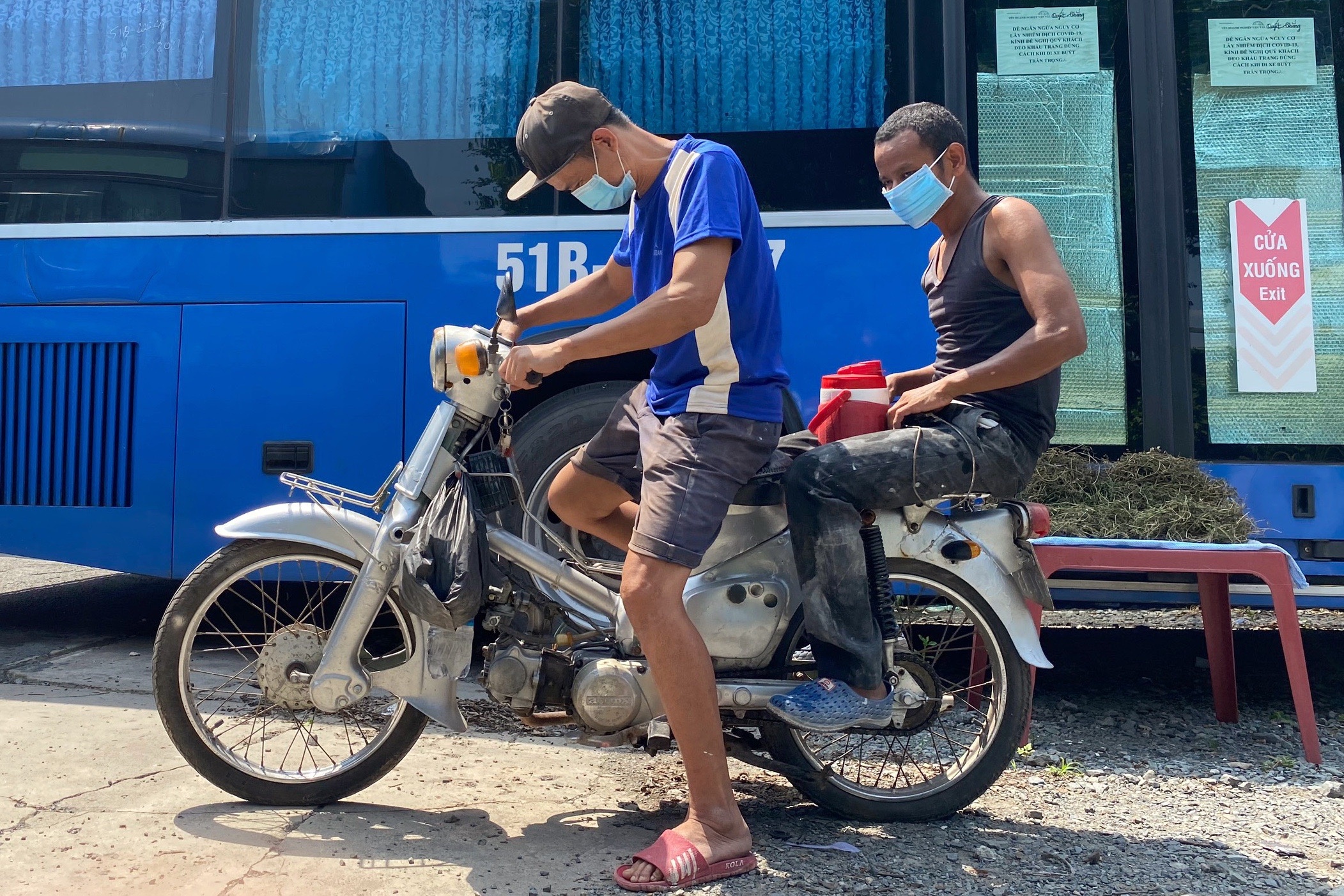 mac ket tren xe buyt anh 4