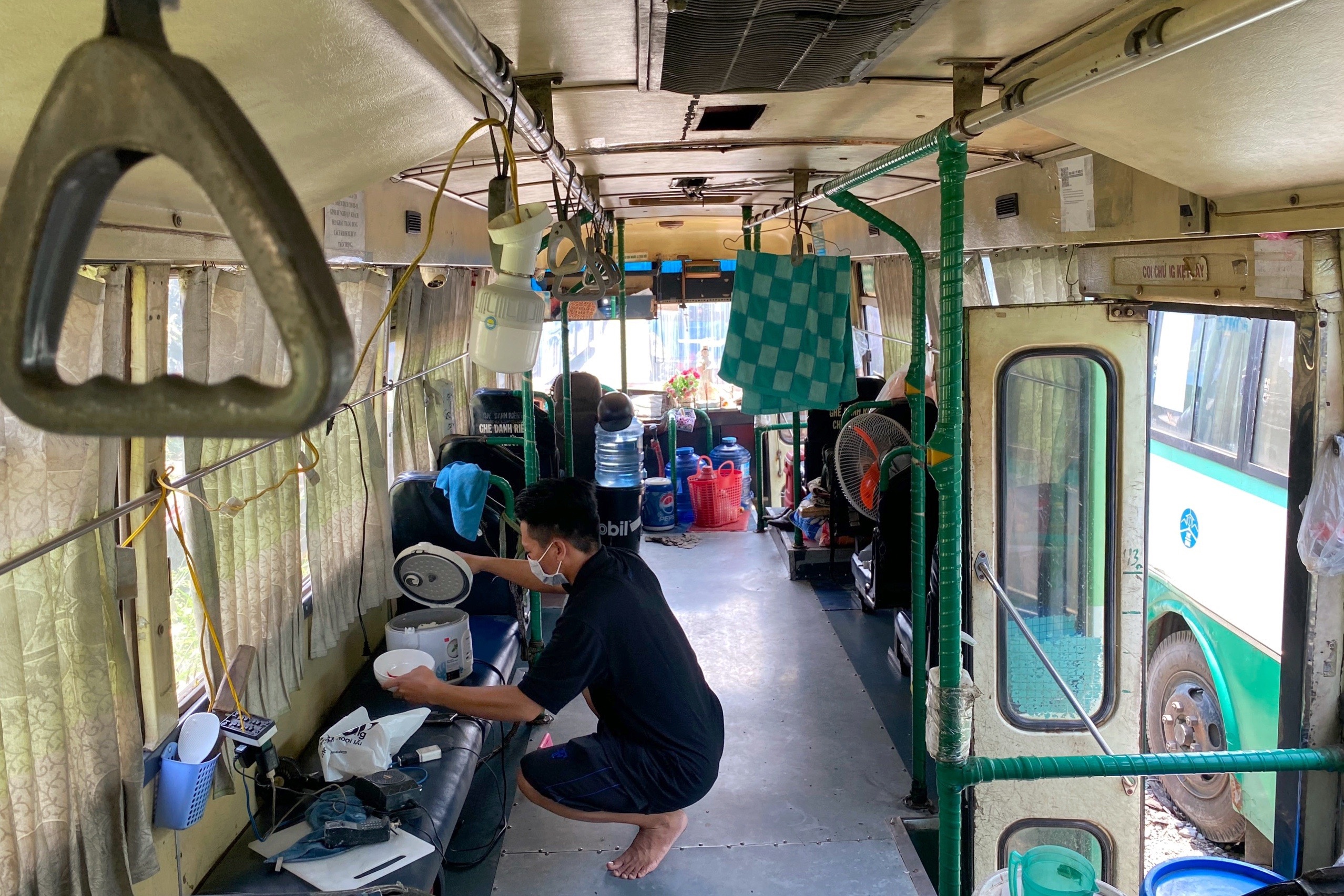 mac ket tren xe buyt anh 7