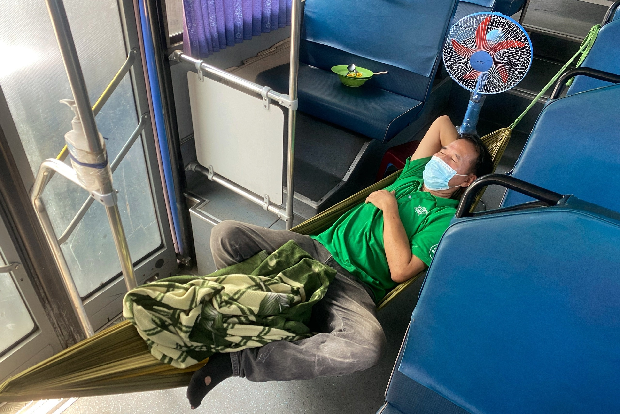 mac ket tren xe buyt anh 2