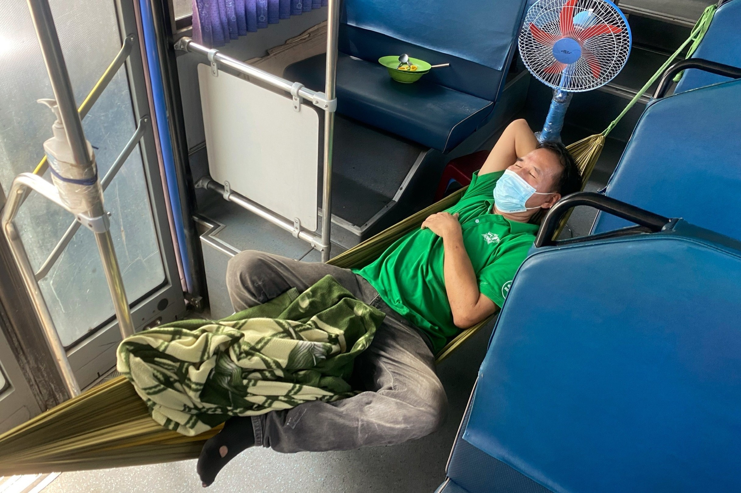 Tai xe, tiep vien lay xe buyt lam nha suot 4 thang dich o TP.HCM hinh anh