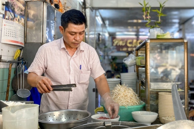 Nhieu quan an o TP.HCM chua the ban tai cho vi thieu nhan vien hinh anh