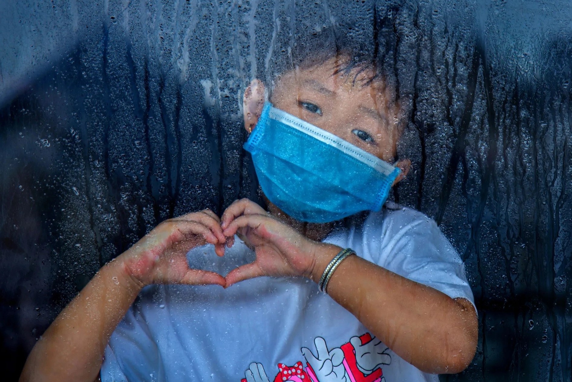 Nhung dua tre lon len trong dai dich hinh anh