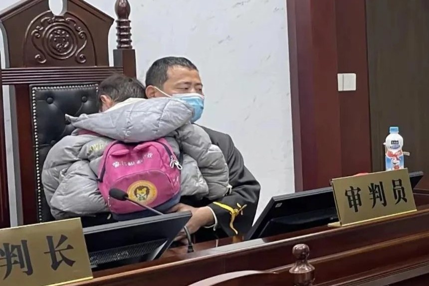 Tham phan Trung Quoc do be 3 tuoi khi cha me tranh cai, doi ly di hinh anh