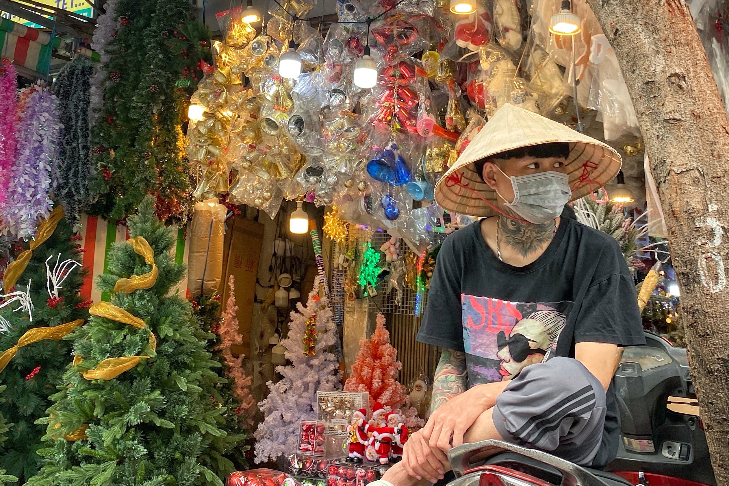 Cho Giang sinh lon nhat TP.HCM am dam mua cao diem hinh anh