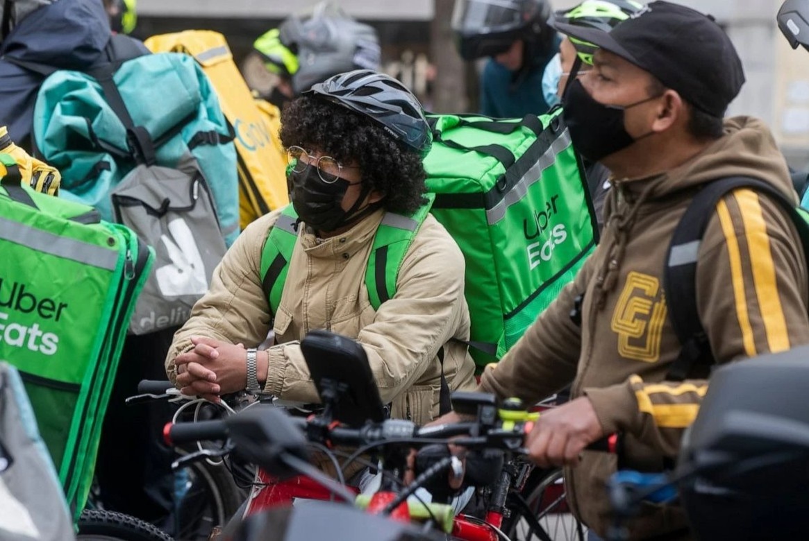 Shipper nu o Phap bi quay roi hinh anh