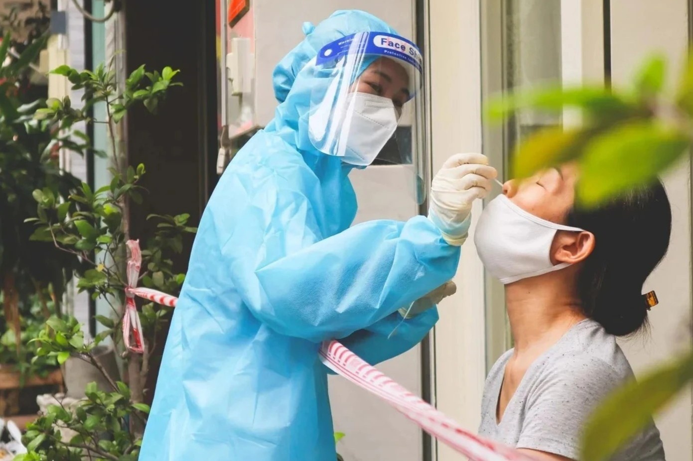 Nhung bong hong o tuyen dau chong dich tai TP.HCM hinh anh