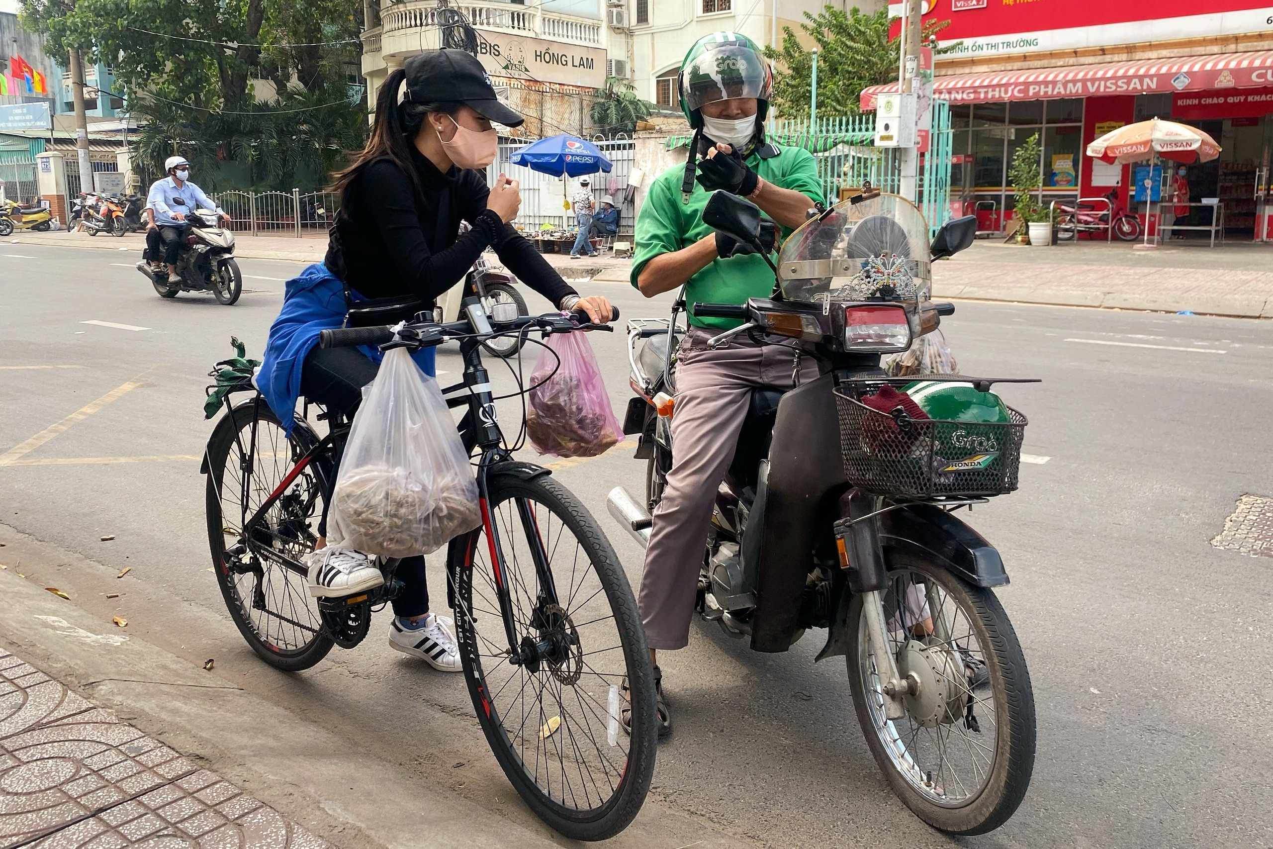 giup nguoi ngheo mua dich anh 1