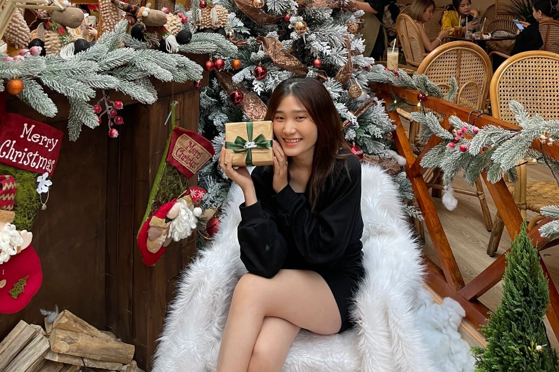 Gioi tre TP.HCM dien do dong, chup hinh Noel som hinh anh