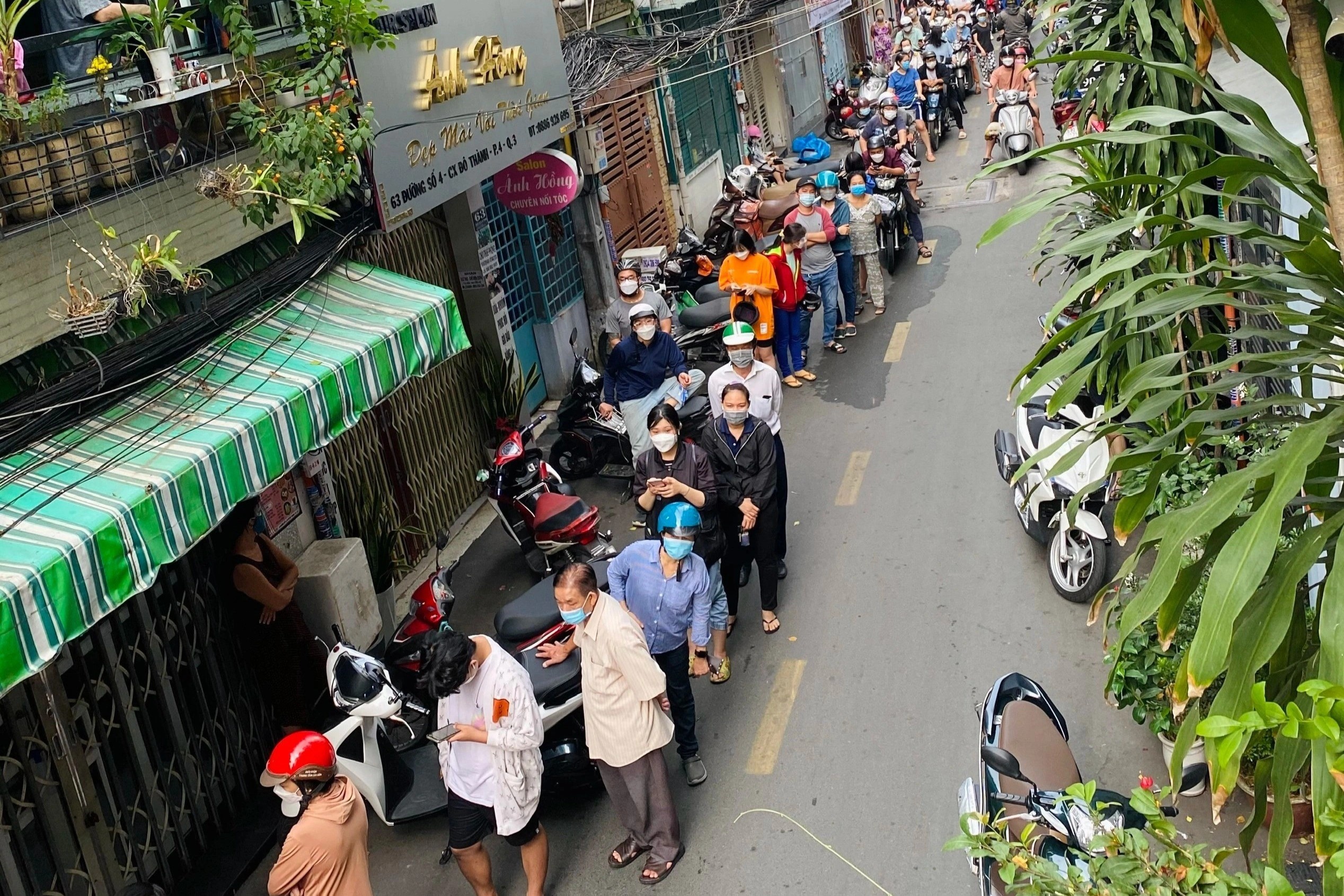 Chu tiem banh mi Ba Huynh: 'Vo tran vi khach toi xep hang qua dong' hinh anh