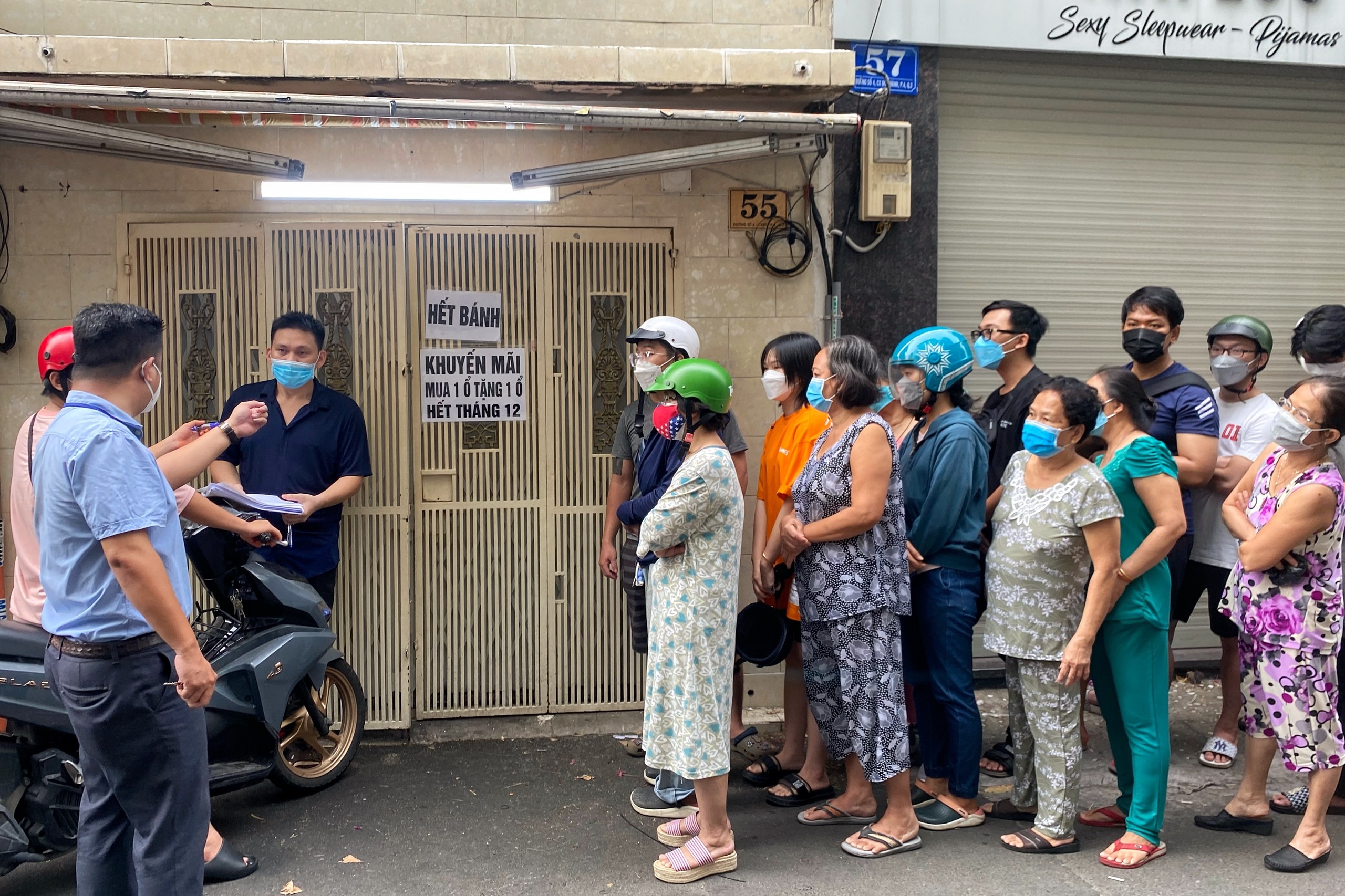 Khach xep hang qua dong, banh mi Ba Huynh bi yeu cau dong cua hinh anh