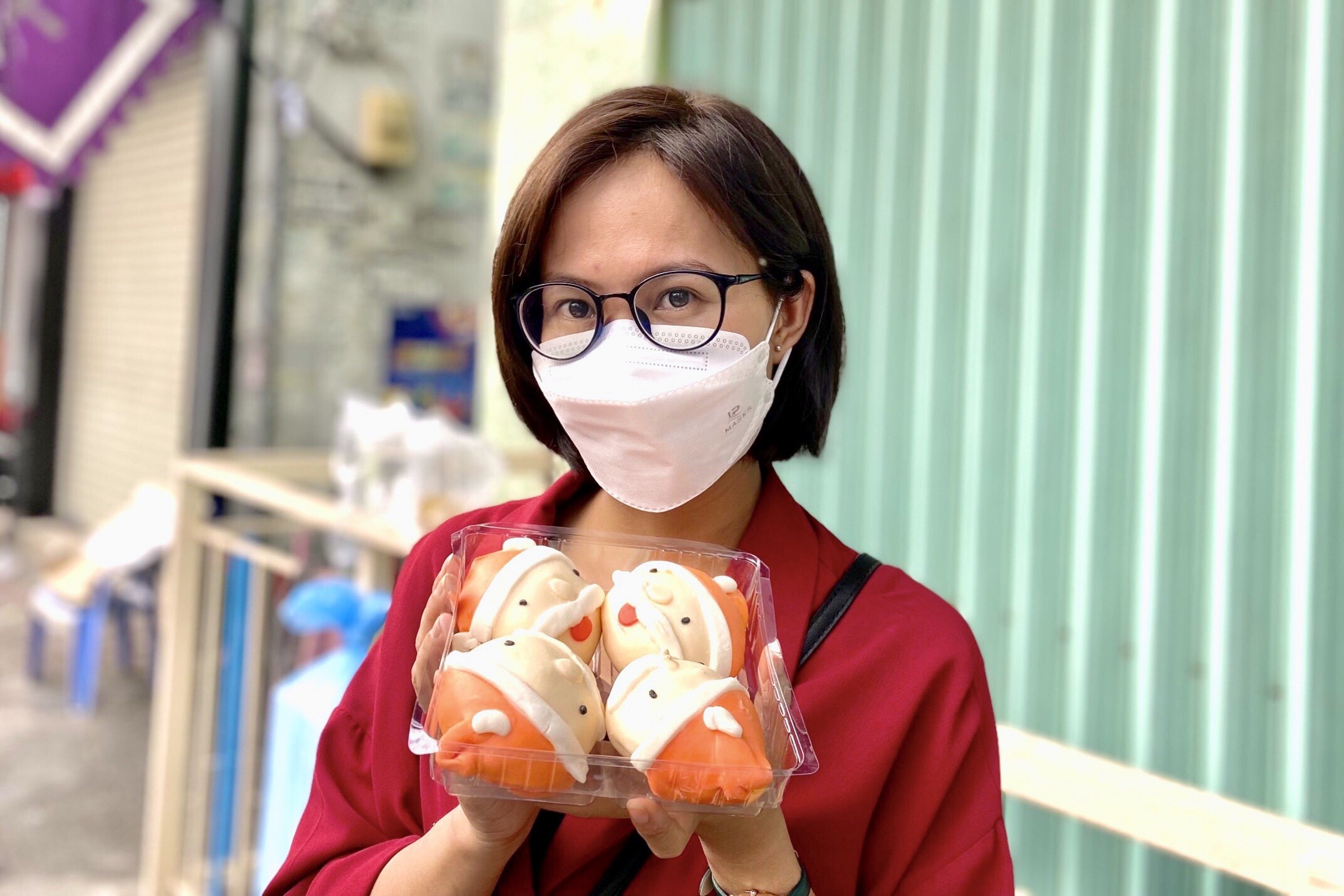 Banh bao ong gia Noel thu hut gioi tre o TP.HCM hinh anh