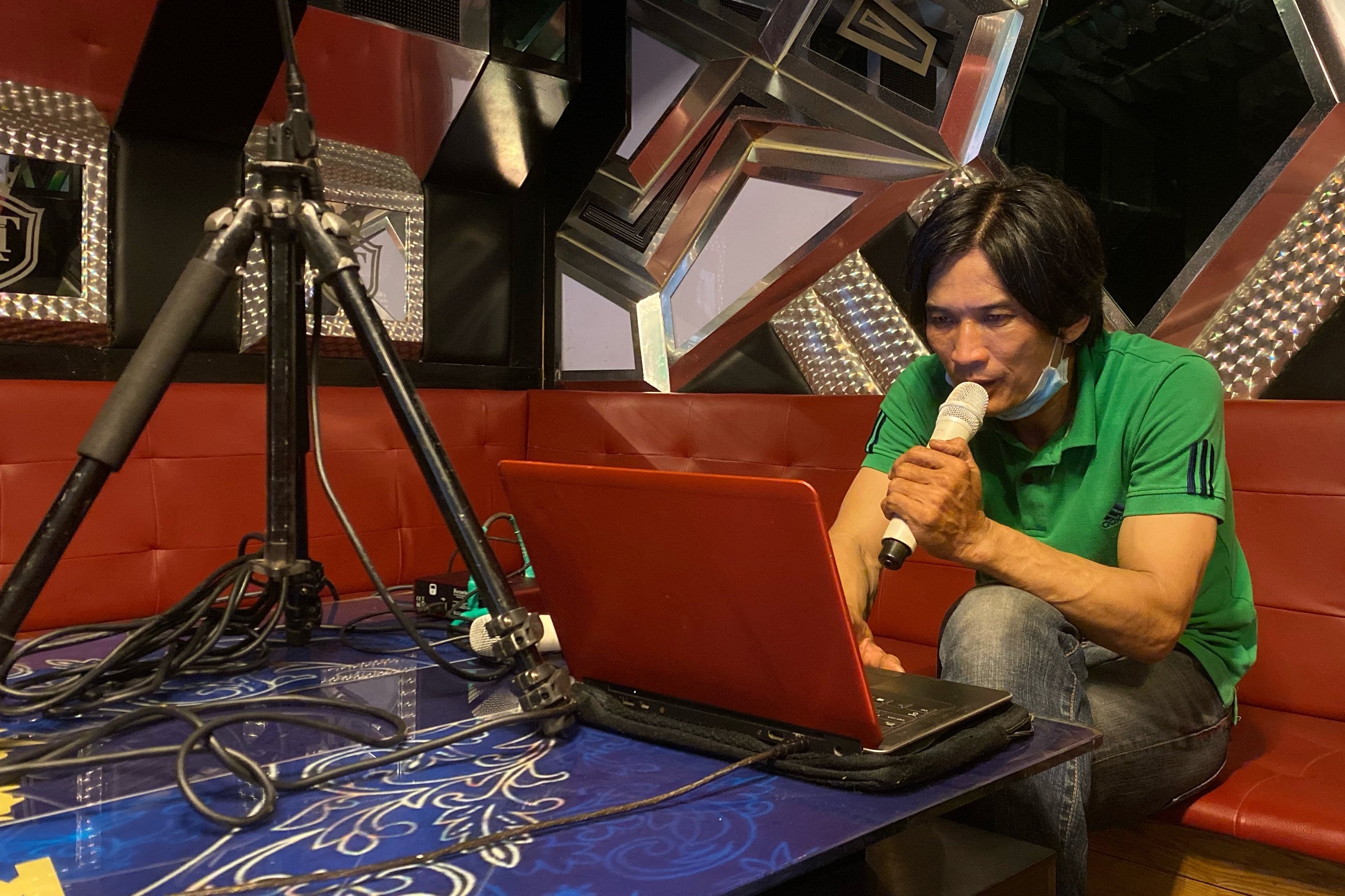 Nhan vien quan karaoke o TP.HCM tat bat don dep truoc ngay mo cua hinh anh