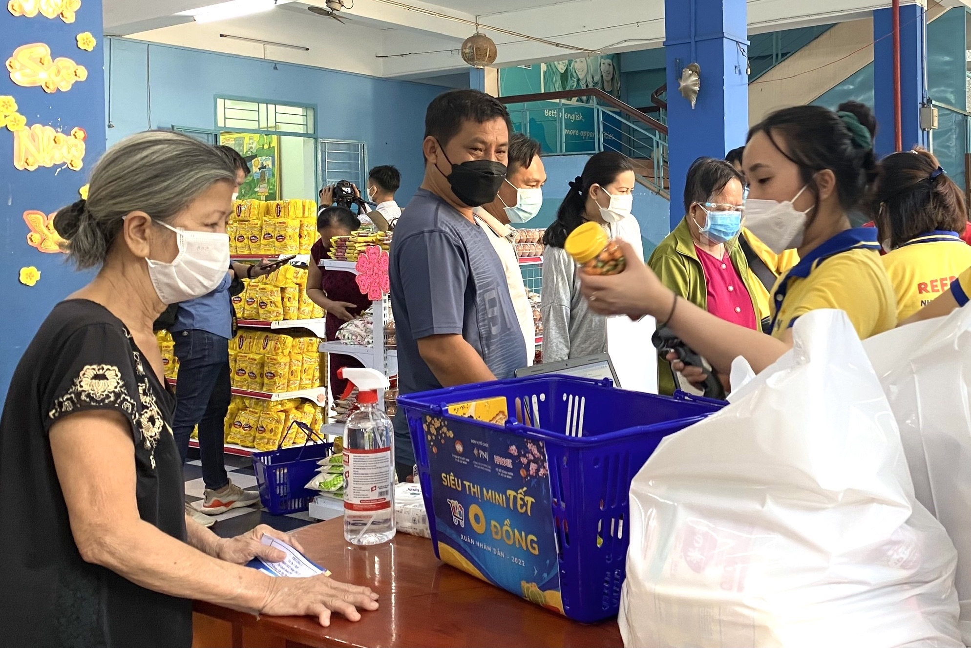 Nguoi kho khan o TP.HCM sam Tet tai Sieu thi 0 dong hinh anh