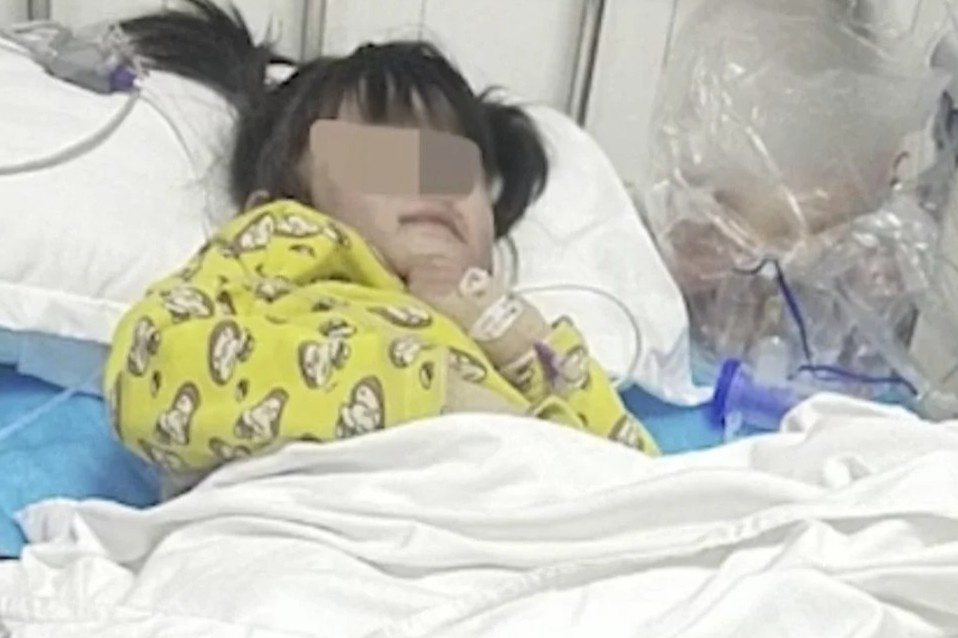 Be 5 tuoi o Trung Quoc bi cha va ban gai danh dap, doi nuoc soi hinh anh