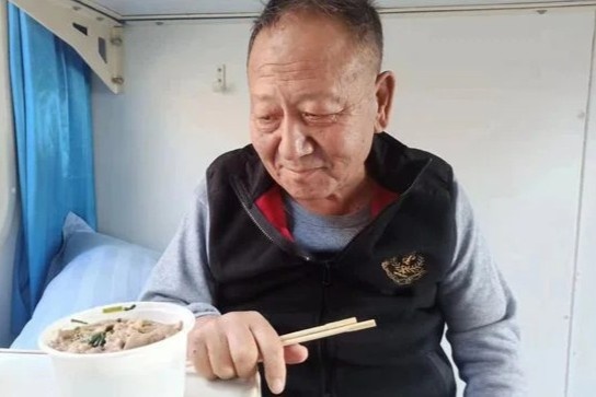 Chu tich cong ty o Trung Quoc thanh nguoi nhat rac hinh anh