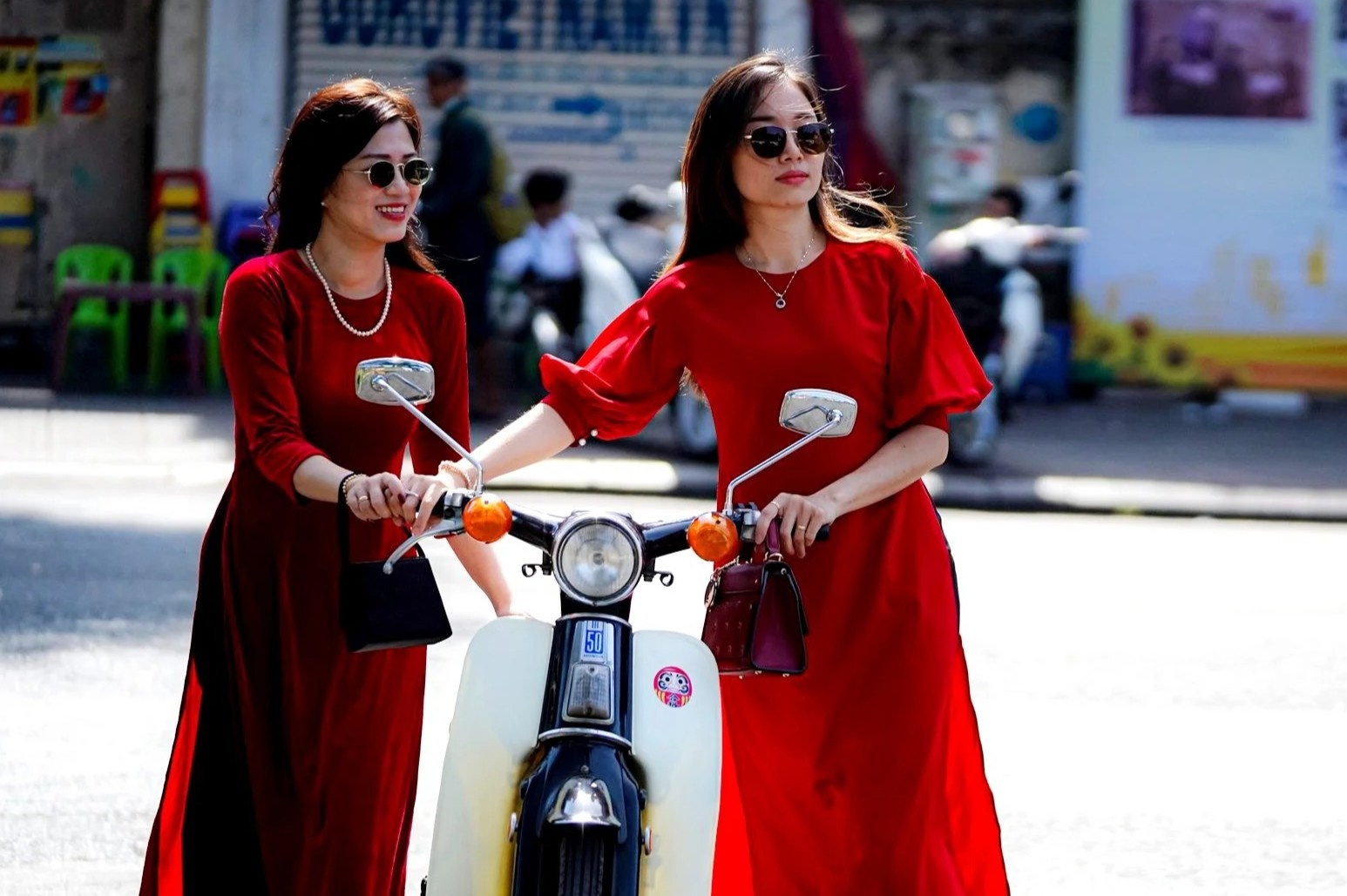 Chong mat vi bi hoi cuoi, hoi luong, giuc de hinh anh