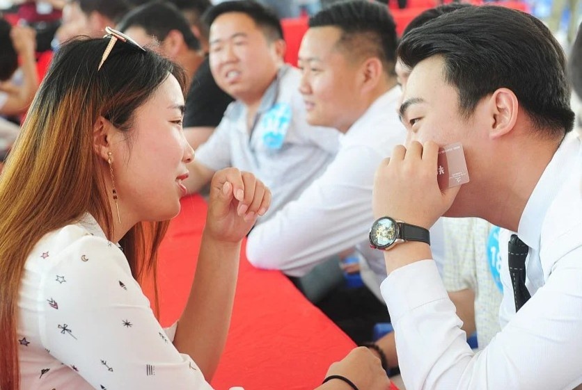5 co gai xem mat 100 nguoi dan ong o Trung Quoc hinh anh