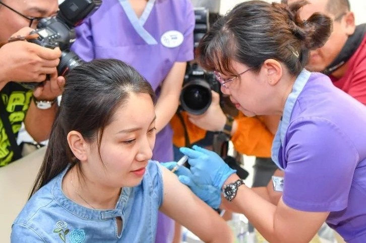 Phu nu Trung Quoc co mot cuoc chien vaccine khac hinh anh