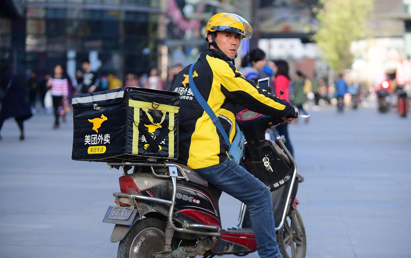 thạc sĩ làm shipper ảnh 1 thac si lam shipper anh 1
