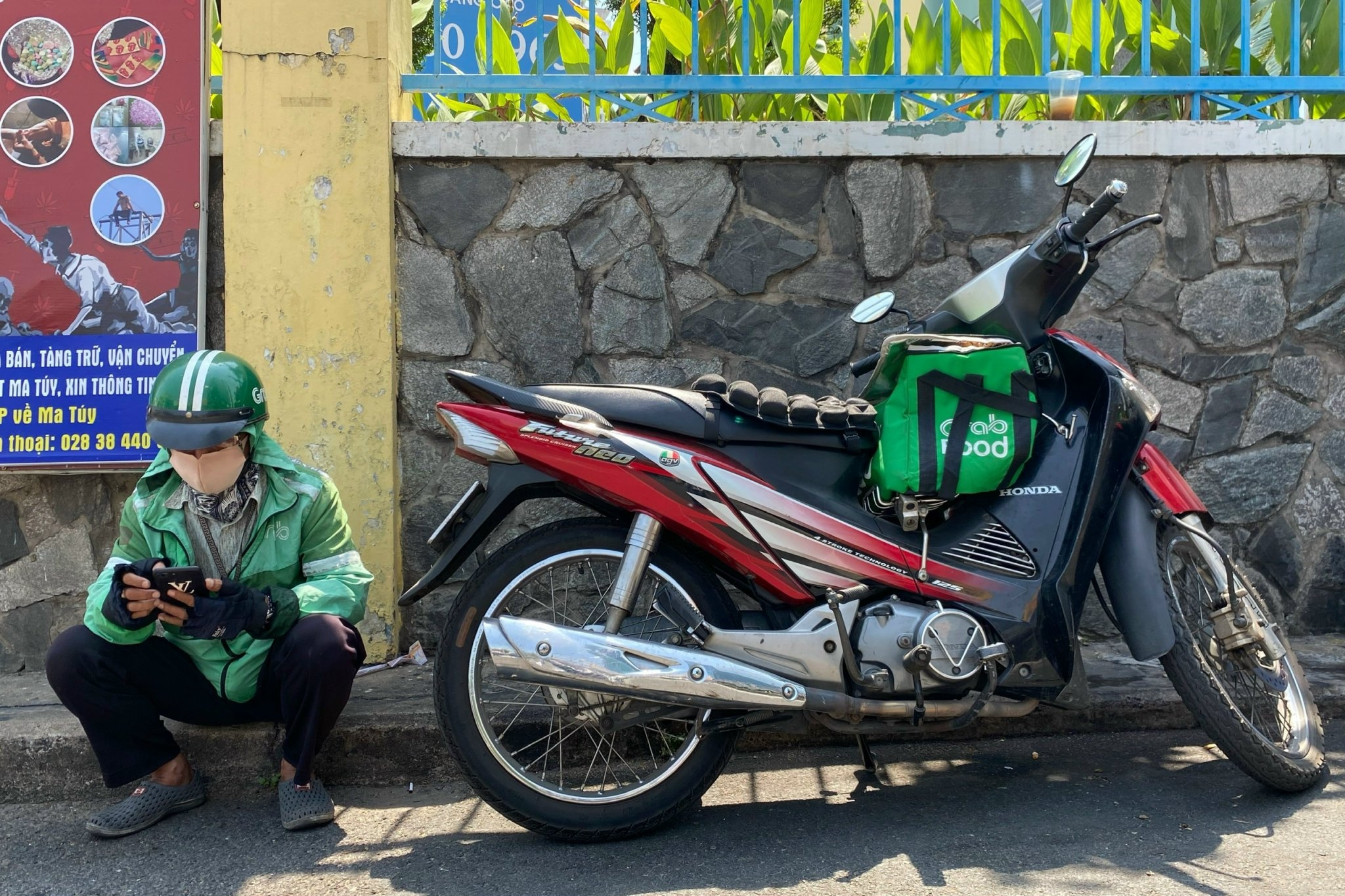 Shipper o TP.HCM lao dao khi gia xang tang ky luc hinh anh