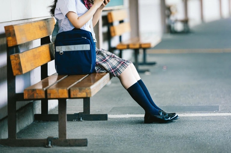 hoc sinh nhat mac noi y trang anh 2