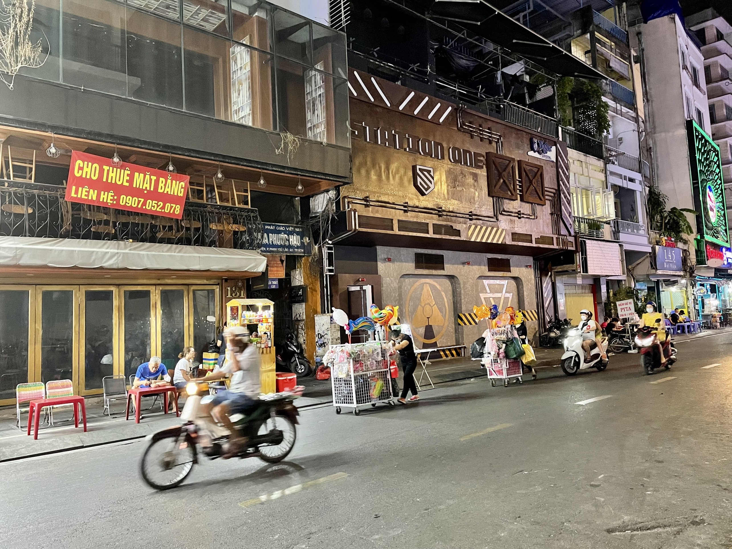 pho Tay Bui Vien soi dong anh 5