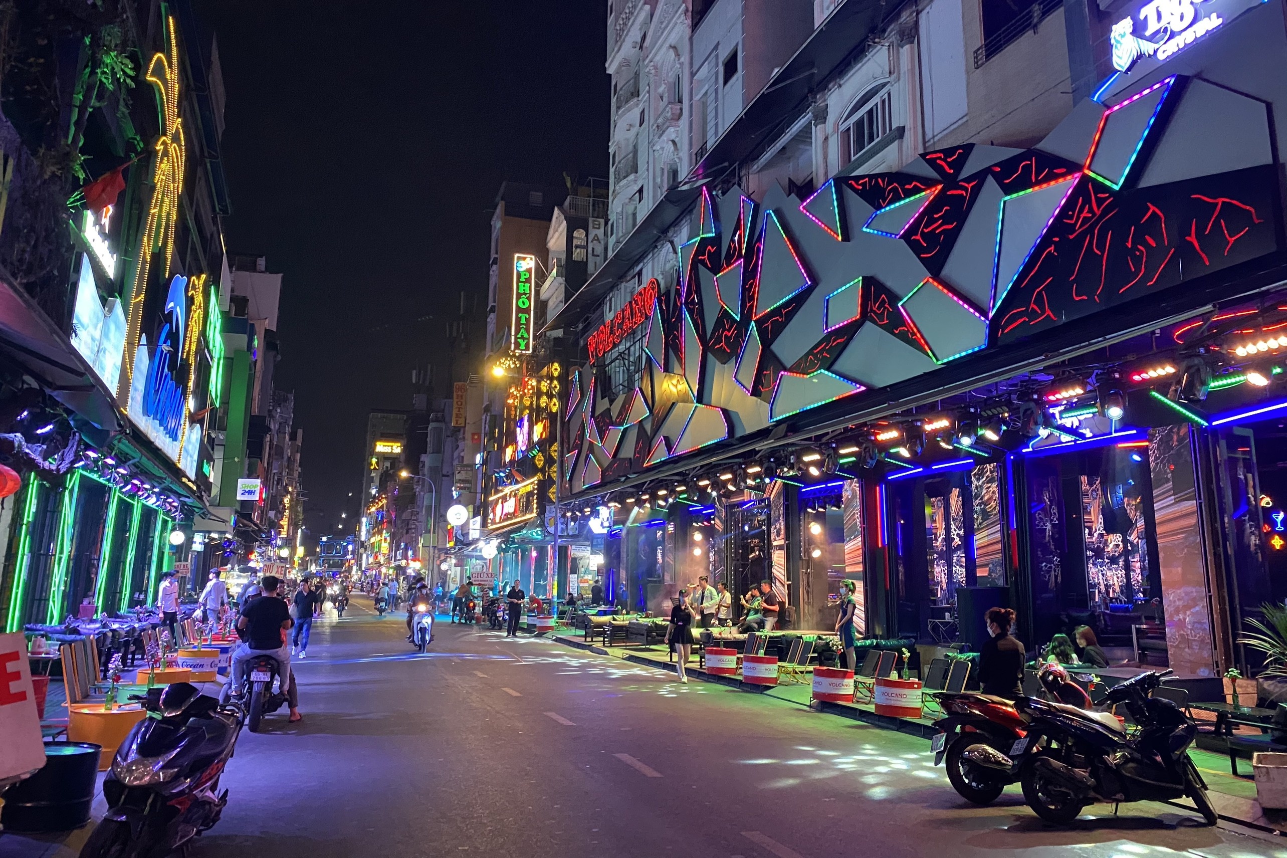 pho Tay Bui Vien soi dong anh 3