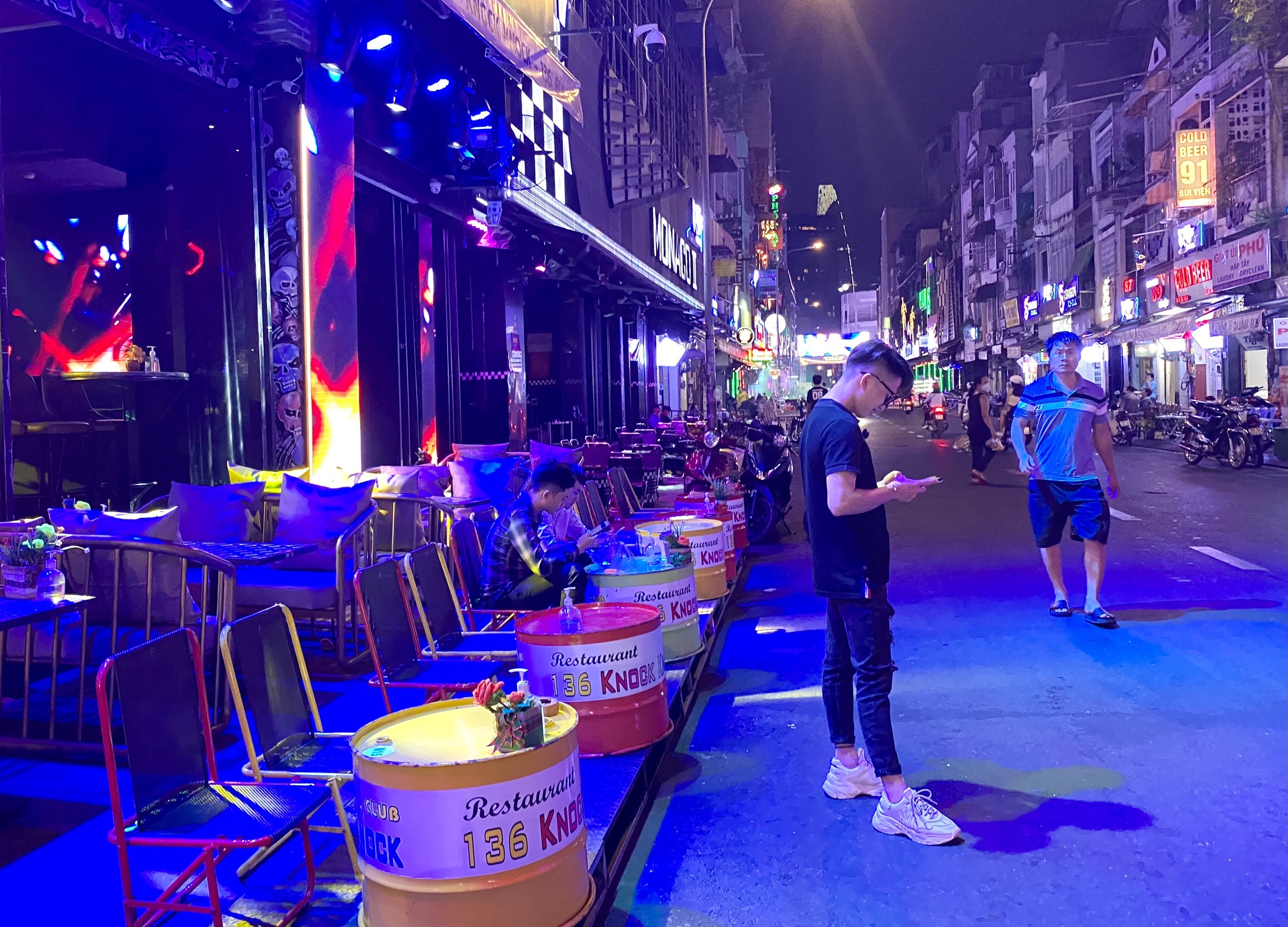 pho Tay Bui Vien soi dong anh 1