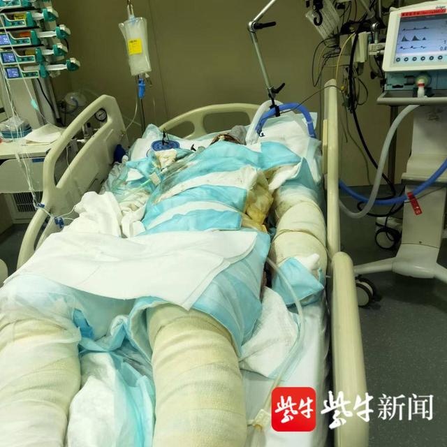 chồng nắm chặt tay vợ trong đám cháy ảnh 2 chong nam chat tay vo trong dam chay anh 2