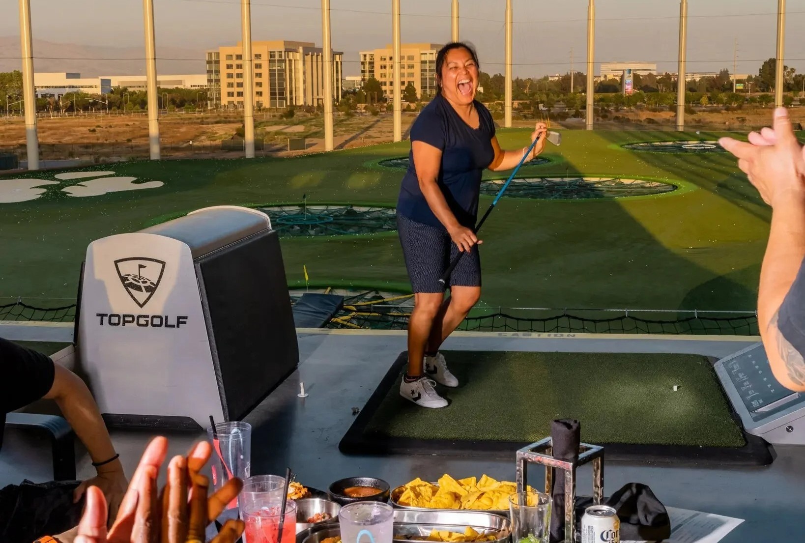 San golf binh dan, khach di chan tran, uong bia o My hinh anh