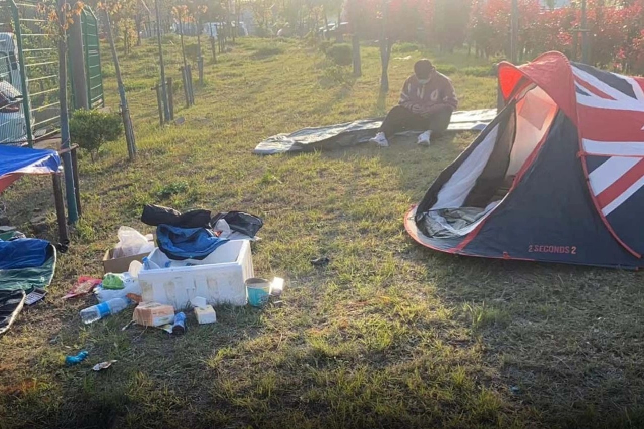 Thuong Hai bi phong toa, shipper phai ngu ngoai duong hinh anh