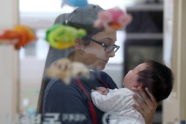 người độc thân nhận con nuôi ở hàn quốc ảnh 1 nguoi doc than nhan con nuoi o han quoc anh 1