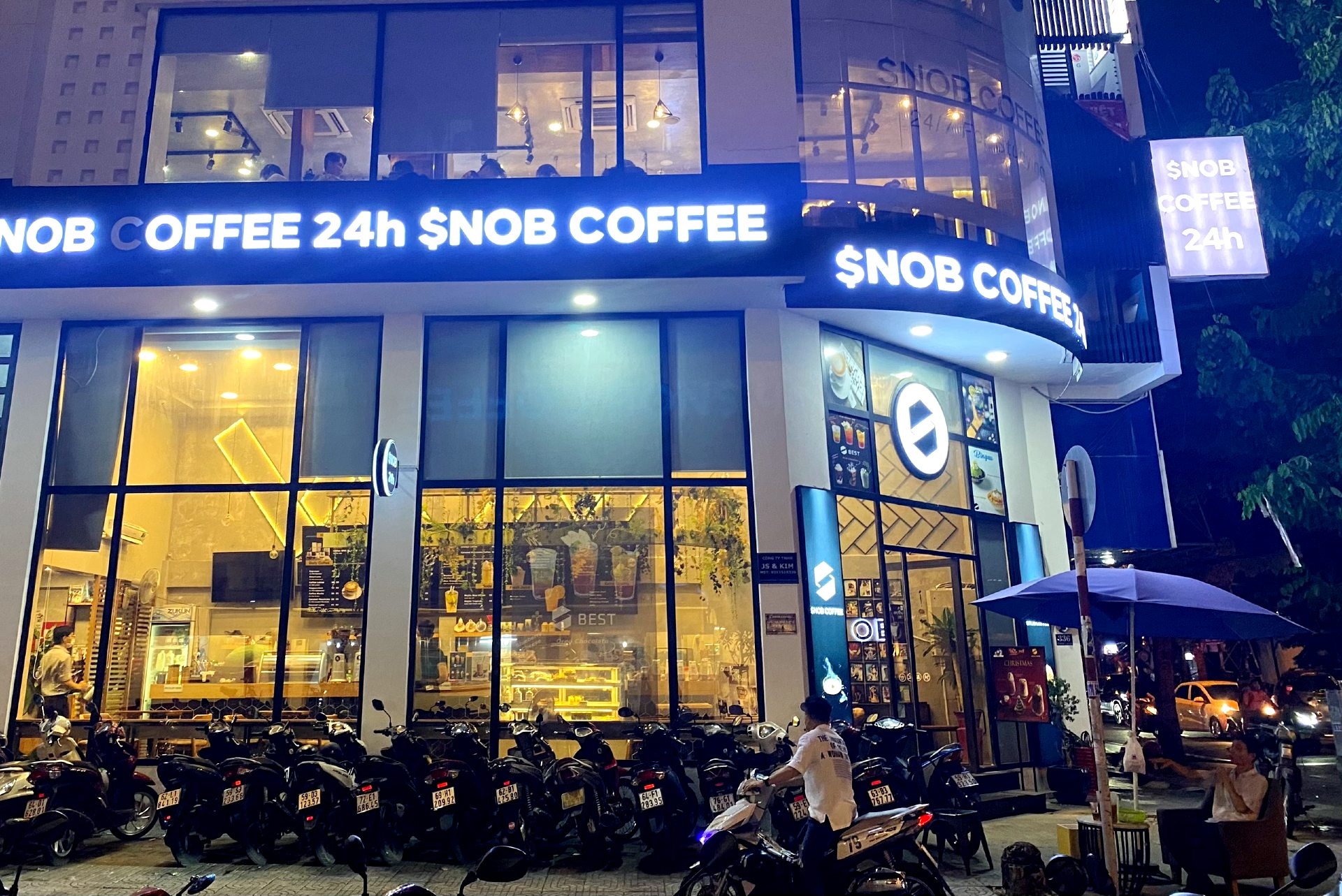 Pho an uong Phan Xich Long o TP.HCM sang den den nua dem hinh anh