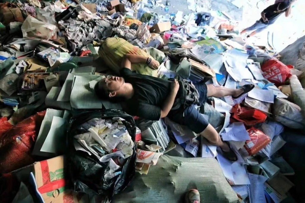 Cu nhan Trung Quoc lam nghe 'boi rac tim vang' hinh anh