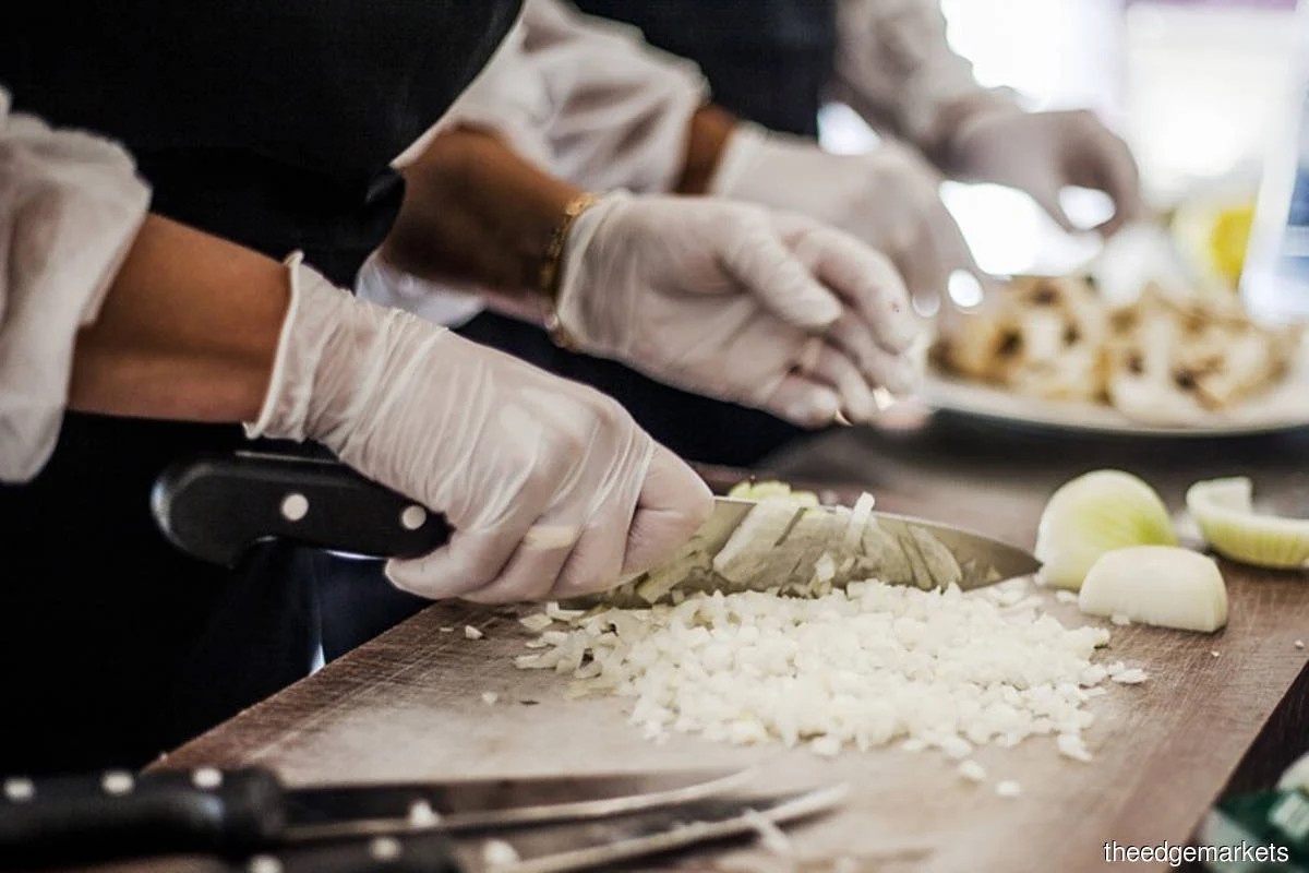 bao gia tan cong nha hang chau A anh 3