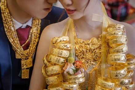 Van nan 'khong du tien, khoi ket hon' o Trung Quoc hinh anh