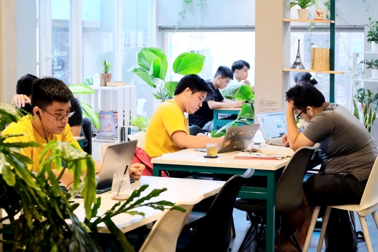 Nhung quan o TP.HCM phuc vu khach lam viec, chay deadline hinh anh