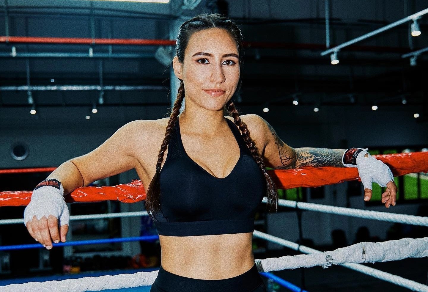 Nu vo si MMA tung bi quay roi trong phong tap hinh anh