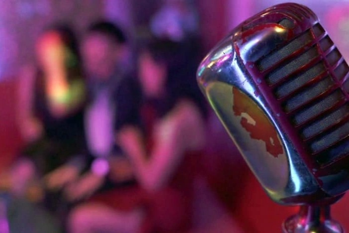 Quy tac ngam ben trong quan karaoke o Singapore hinh anh