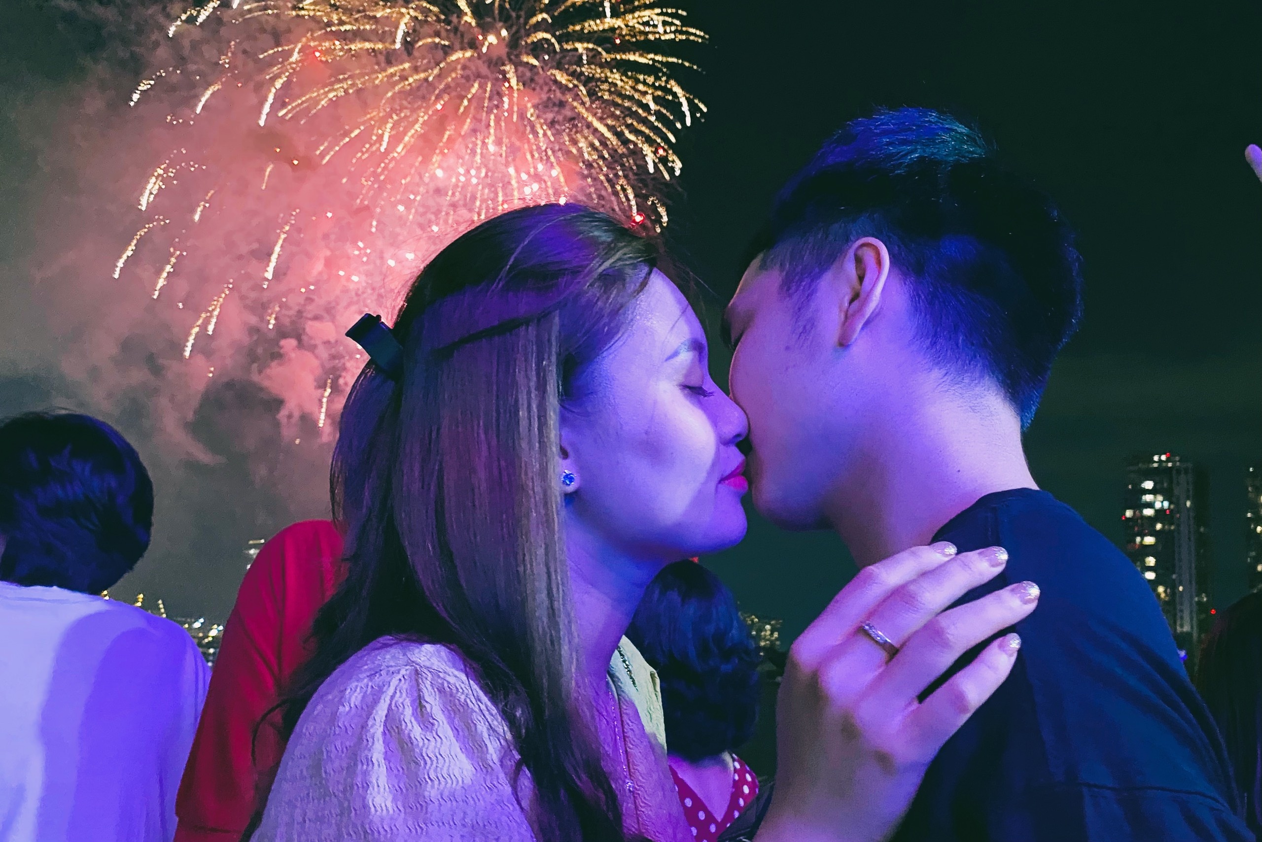 An toi, ngam phao hoa o du thuyen tren song Sai Gon hinh anh