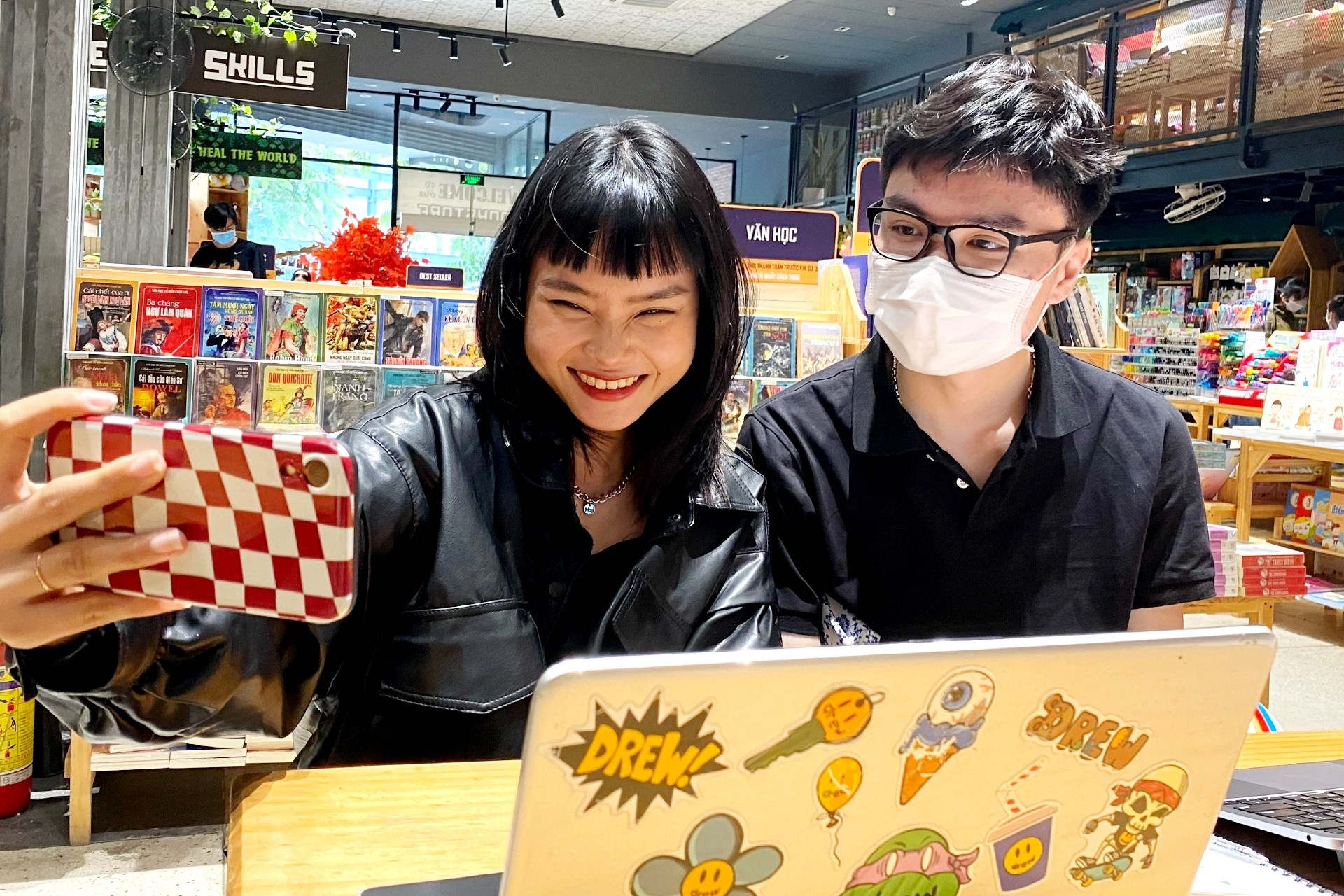 So xo bo, gioi tre TP.HCM den nha sach trong ngay le hinh anh