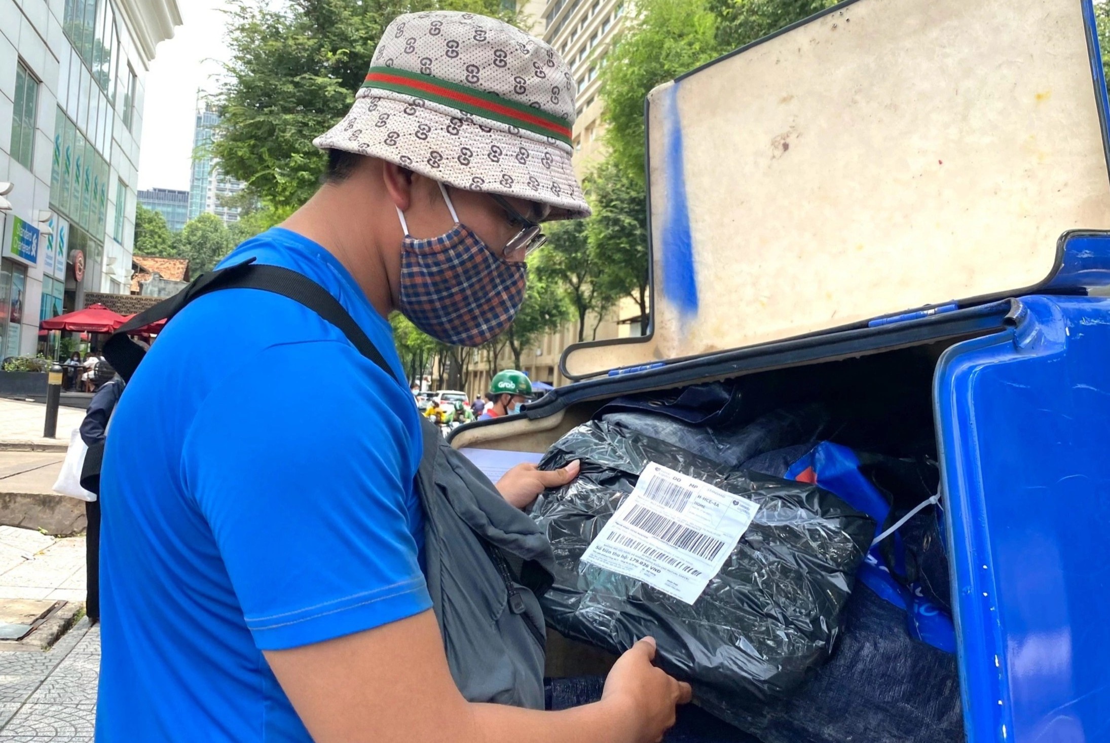 Shipper o TP.HCM giao 300 don hang cho dan van phong sau nghi le hinh anh