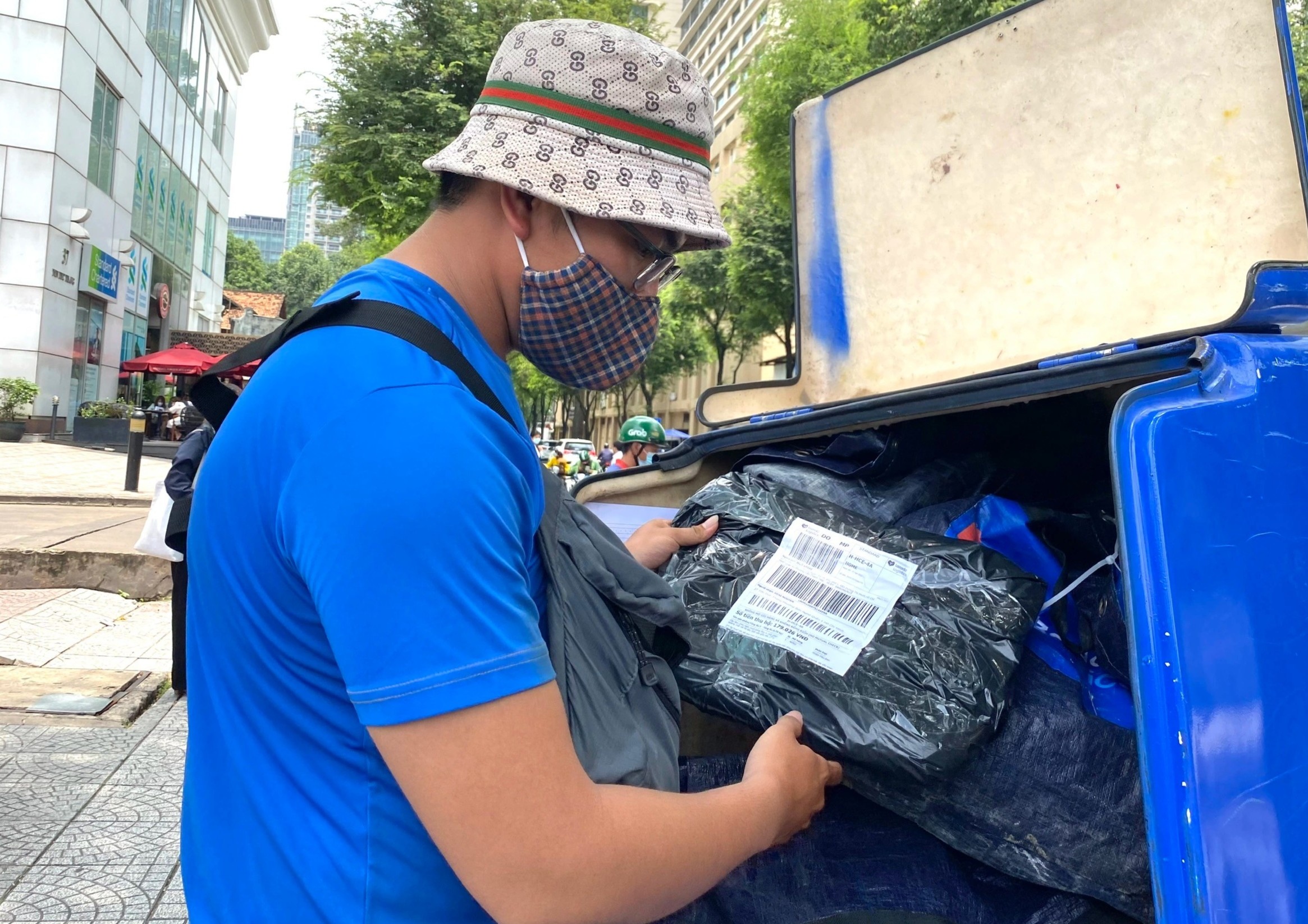 shipper giao hang sau nghi le anh 1