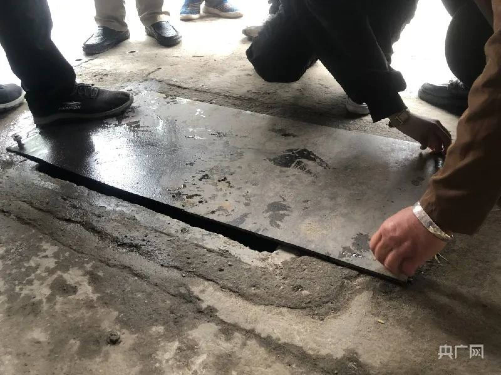 be trai roi xuong mieng cong mat nap anh 2