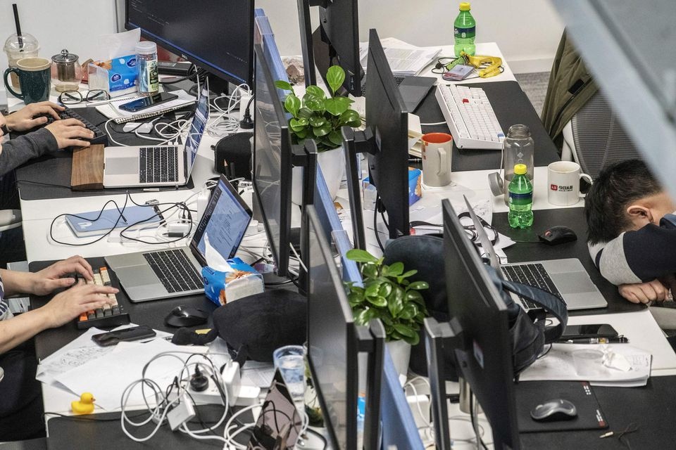 nhan vien trung quoc bi duoi viec anh 2