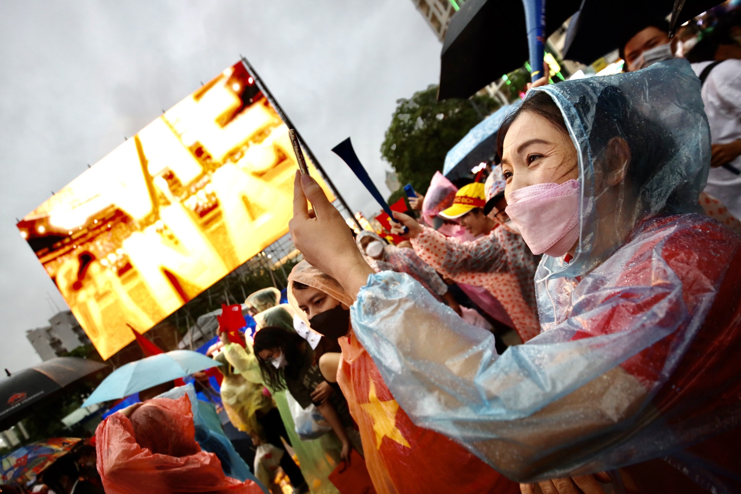 Nguoi ham mo o TP.HCM co vu U23 Viet Nam duoi con mua hinh anh