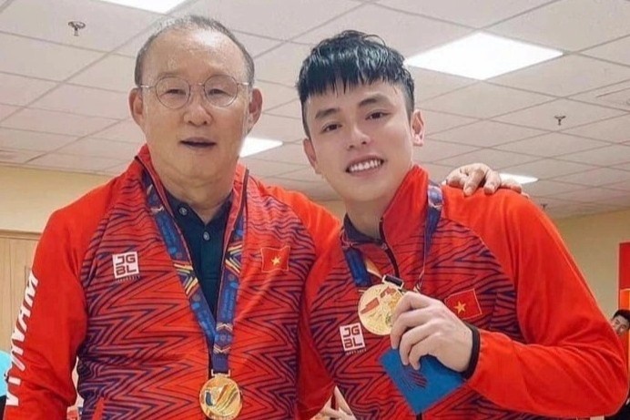 Tro ly cua HLV Park duoc khen dien trai, thong thao 3 ngoai ngu hinh anh
